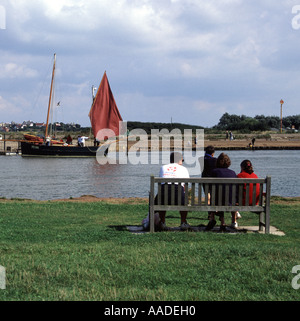 Die Menschen sitzen bei Flut am Fluss Blyth und segeln mit der Themse entlang der Küste von Southwold im Süden von Suffolk East Anglia England Großbritannien Stockfoto