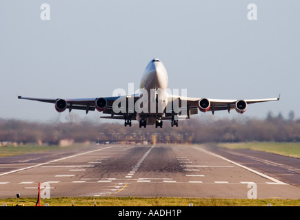 Kopf eines Wesens 747 400 Jumbo Jet Verkehrsflugzeug vom Flughafen London-Gatwick Stockfoto