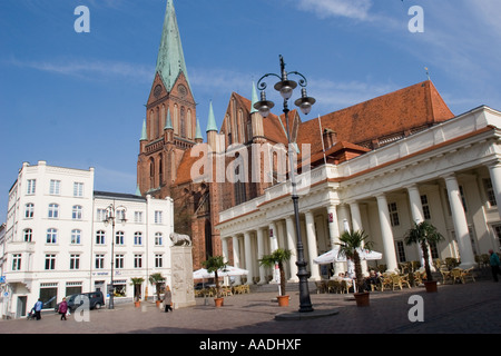 Marktplatz und Dom in Schwerin, der Hauptstadt von Mecklenburg-Vorpommern Nord Deutschland EU Stockfoto