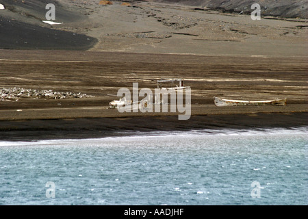 Rostiges Eisen Ablagerungen und Boote auf Deception Island ist eine tragische Erinnerung an die großen Walfang-Vorgänge, die in der Antarktis gab es Stockfoto