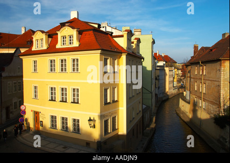 Tschechien, Prag, Mala Strana. Typische Prager Architektur angesehen von der Karlsbrücke entfernt Stockfoto