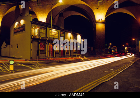 Cheshire Stockport Crown Inn in der Nacht Stockfoto