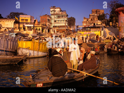 Indien Varanasi Dasaswamedh Ghat Pilger unter Boot fahren am Ganges am frühen Morgen Stockfoto