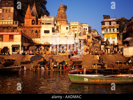 Indien Varanasi Dasaswamedh Ghat am frühen Morgen Stockfoto