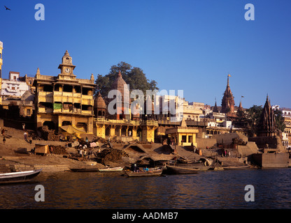 Indien Varanasi Manikarnika und Jalasi brennen Ghats am frühen Morgen Stockfoto