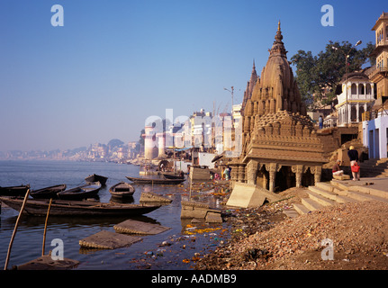 Indien Varanasi Scindia Ghat mit Tempel Ganges zu versinken Stockfoto