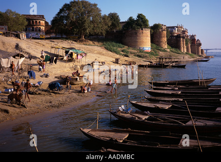 Indien Varanasi Menschen Baden im Ganges unter Ram Nagar Fort nach Hause von der Maharaja von Benares Stockfoto
