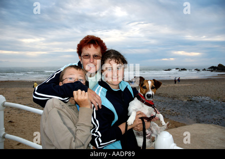 Familie und Jack Russell Terrier Hund am Fistral Strand Bude Cornwall Stockfoto