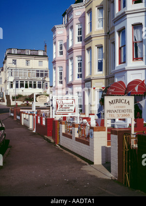 Reihe von Pensionen und kleinen Hotels, North Cliff, Scarborough, North Yorkshire, England, UK. Stockfoto