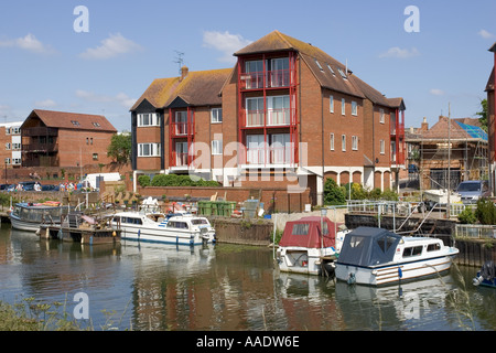 Am Flussufer Neubauten mit private Liegeplätze neben Fluss Avon Tewkesbury UK Stockfoto