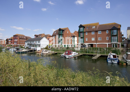 Am Flussufer Neubauten mit private Liegeplätze neben Fluss Avon Tewkesbury UK Stockfoto