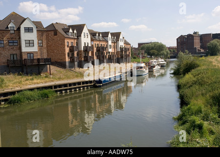 Am Flussufer Neubauten mit private Liegeplätze neben Fluss Avon Tewkesbury UK Stockfoto