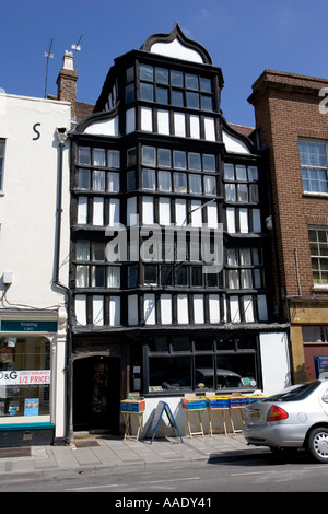 Gebaut um 1500 die Wheatsheaf als Herberge diente, bis 1956 ist es jetzt ein Antiquitäten Main Street Tewkesbury UK Shop Stockfoto