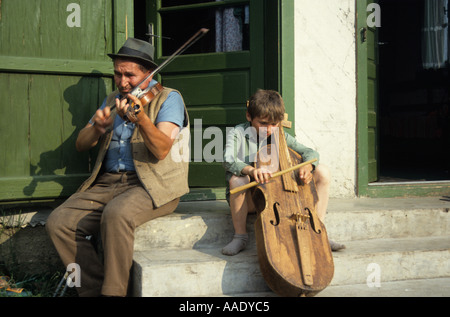 Ungarische ethnische Csángó blind Geigenspieler und Stiefsohn spielen Gardon in Ghimes Siebenbürgen Rumänien Stockfoto