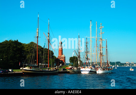 Boote in der Nähe des Leuchtturms am Eingang zum Nord-Ostsee-Kanal Kiel-Holtenau-Deutschland Stockfoto