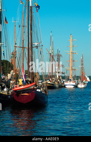 Boote in der Nähe des Leuchtturms am Eingang zum Nord-Ostsee-Kanal Kiel-Holtenau-Deutschland Stockfoto