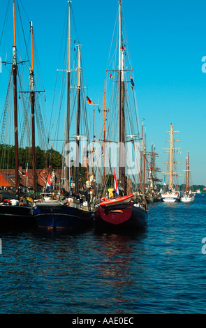 Boote in der Nähe des Leuchtturms am Eingang zum Nord-Ostsee-Kanal Kiel-Holtenau-Deutschland Stockfoto