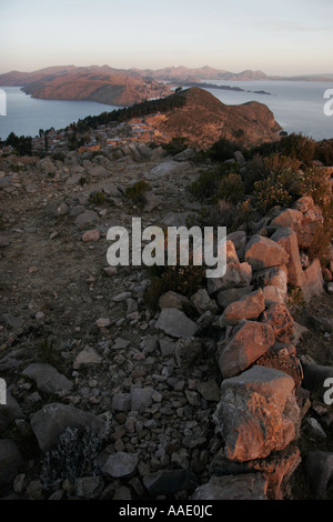 Blick nach Osten bei Sonnenuntergang von der Spitze der Isla del Sol im Titicacasee, Bolivien Stockfoto
