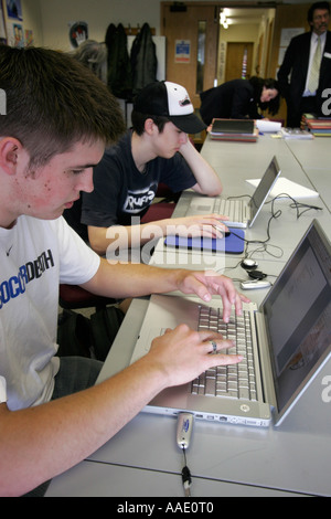 Zwei männliche Teenager Studenten mit Apple Macintosh Computern im Sixth Form college Stockfoto
