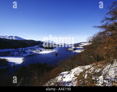 dh Loch Tummel Queens Blick STRATHTUMEL PERTHSHIRE Scottish Snowscene lochside Aussichtspunkt Winter Schnee Landschaft Szene schottland blauen Himmel Landschaft Stockfoto