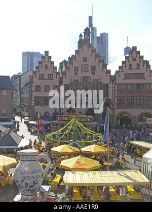Frankfurt Am Main der Main-Volksfest am Roemerberg alte Rathaus Römer und den ganz besondere Apfelwein probieren Stockfoto