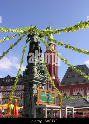 Frankfurt Am Main dekorierten Bronzefigur von Gerechtigkeit Quelle der Gerechtigkeit den Turm der St.-Nikolai-Kirche Stockfoto