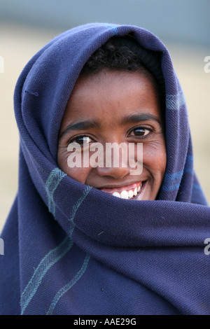 Hirtenjunge im Camp im Morgengrauen beim trekking im Simien Mountains Nationalpark, Äthiopien, Afrika Stockfoto