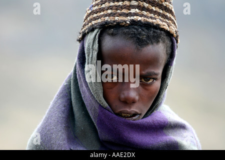 Hirtenjunge lebt ganzjährig am Fuße des Ras Daschen (über 4000 m) Nationalpark Simien Mountains, Äthiopien Stockfoto