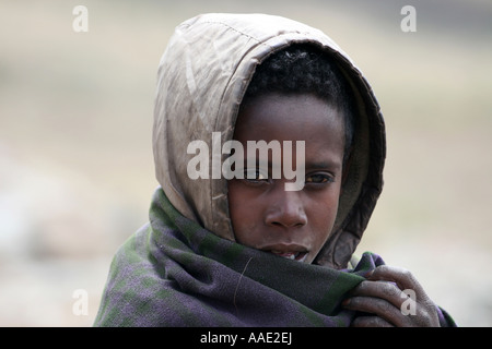 Hirtenjunge lebt ganzjährig am Fuße des Ras Daschen (über 4000 m) Nationalpark Simien Mountains, Äthiopien Stockfoto