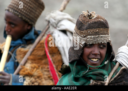 Hirtenjunge lebt ganzjährig am Fuße des Ras Daschen (über 4000 m) Nationalpark Simien Mountains, Äthiopien Stockfoto