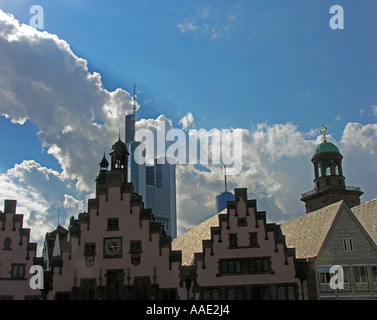 EU DE DEU Deutschland Hessen Frankfurt am Main die Nicolaikirche mit alten Rathaus Römer die Commerzbank Hochhaus Und der Turm Stockfoto