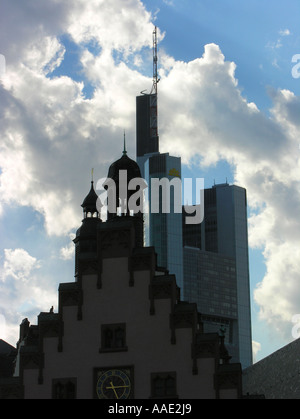 EU-DE-DEU-Deutschland-Hessen-Frankfurt Main die Nicolaikirche mit alten Rathaus Römer und das Commerzbank-Hochhaus keine dritte bin Stockfoto