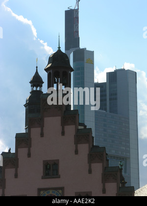 EU-DE-DEU-Deutschland-Hessen-Frankfurt Main die Nicolaikirche mit alten Rathaus Römer und das Commerzbank-Hochhaus keine dritte bin Stockfoto