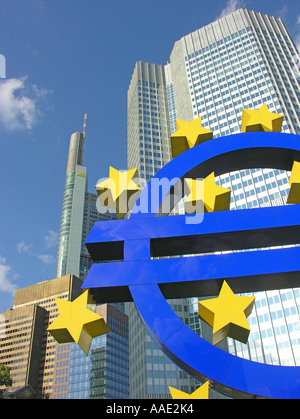 EU DE DEU Deutschland Hessen Frankfurt am Main die Euro-Denkmal vor der Europäischen Zentralbank Wolkenkratzer EZB keine dritte Partei Stockfoto