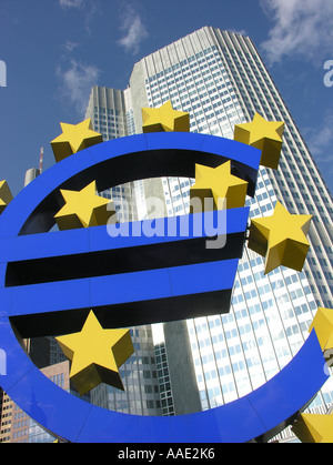 Frankfurt bin Main die Euro-Denkmal vor das Hochhaus der Europäischen Zentralbank EZB Stockfoto