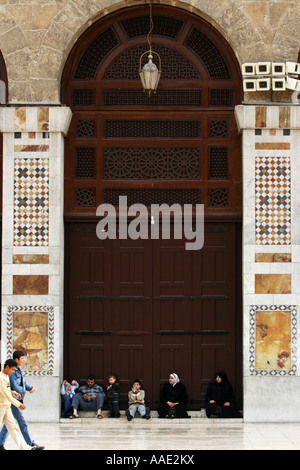Eine Familie sitzen im Hof des The Umayyad Moschee, alte Stadt Damaskus, Syrien Stockfoto