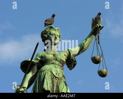 Frankfurt Am Main die Bronzefigur der Gerechtigkeit mit der Waage der Gerechtigkeit und das Schwert Fountain of Justice Stockfoto