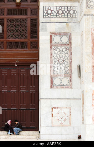 Ein paar sitzen in der Umayyad Moschee, alte Stadt Damaskus, Syrien Stockfoto