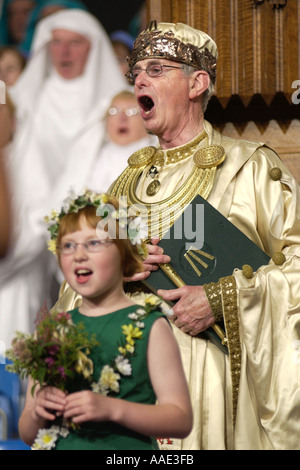 Erzdruide singen die walisische Nationalhymne während einer Zeremonie auf dem St Davids National Eisteddfod of Wales jährliche festival Stockfoto