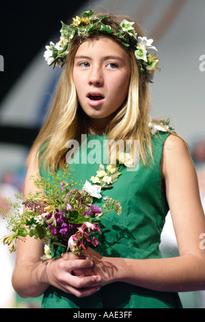 Flowergirl singen die walisische Nationalhymne auf frühzeitig Zeremonie während der Pembrokeshire National Eisteddfod St. David's Stockfoto