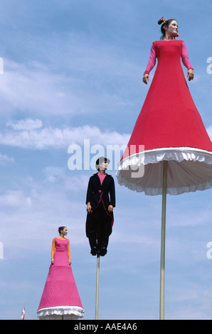 Seltsame Frucht einer visuellen und körperlichen Theatergruppe aus Australien auf flexible vier meter hohen Mast Southbank London Stockfoto