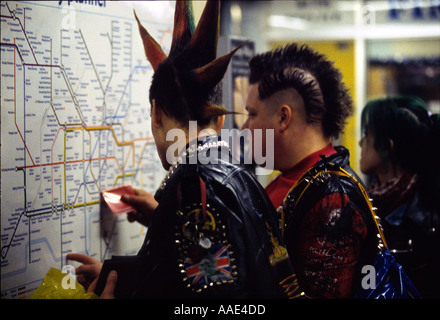 Punks Überprüfung Rohr Karte in London Underground, England, UK. Stockfoto