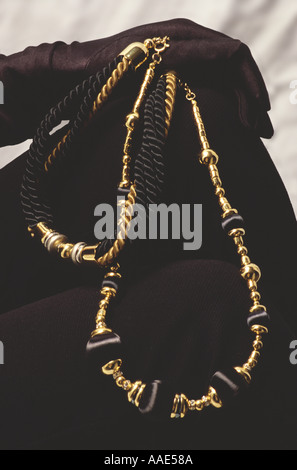 Gold Schmuck Luxus Halsketten schwarze Kleidung Stockfoto
