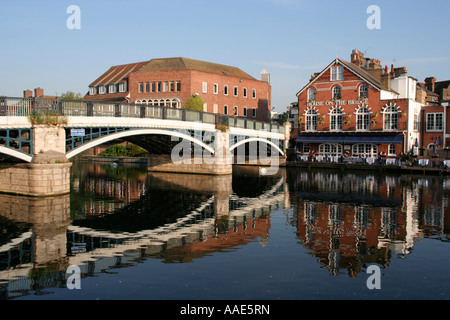 auf der Brücke Themse Haus Windsor England uk gb Stockfoto