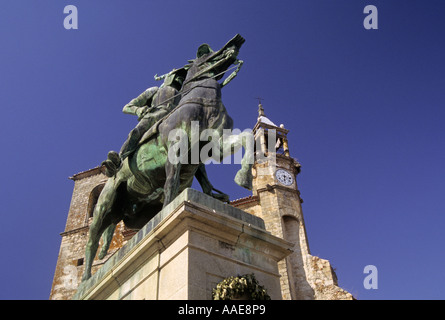 Denkmal von Francisco Pizarro und die Kirche San Martin Trujillo, Cáceres Provinz Extremadura Spanien Stockfoto