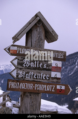 Richtungen Zeichen in deutscher Sprache in Slingia Val Venosta Süd Tirol-Südtirol-Italien Stockfoto