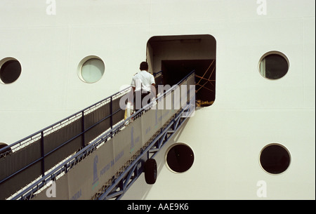 Mitarbeiter gehen an Bord des Kreuzfahrtschiffes Costa Romantica Schiff Stockfoto