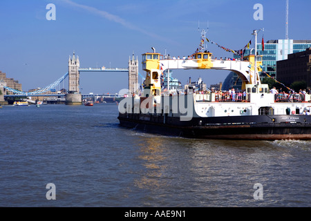 Woolwich Fähre "James Newman" nähert sich Tower Bridge auf seine jährliche Flussfahrt für wohltätige Zwecke. Stockfoto