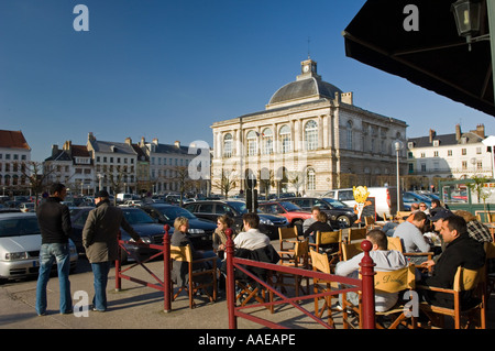 Der Hauptplatz und Hôtel de Ville in St. Omer France Stockfoto