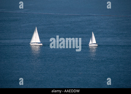 Ein paar weiße Segeln Boote Segeln in ruhiger Ozean. Stockfoto